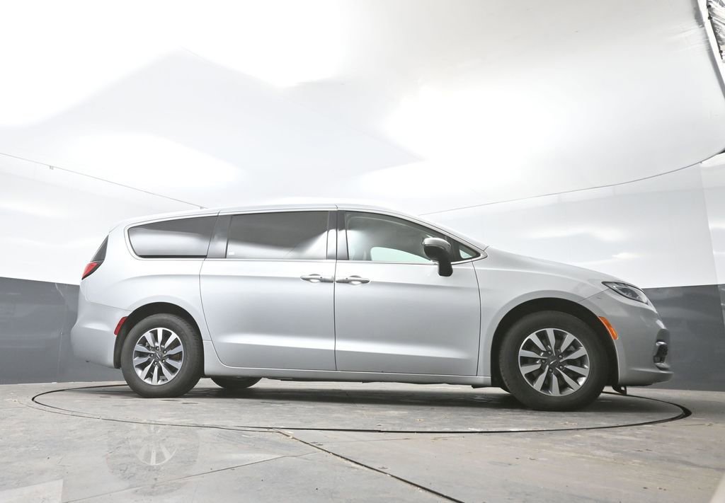 Used 2023 Chrysler Pacifica Touring-L image 24
