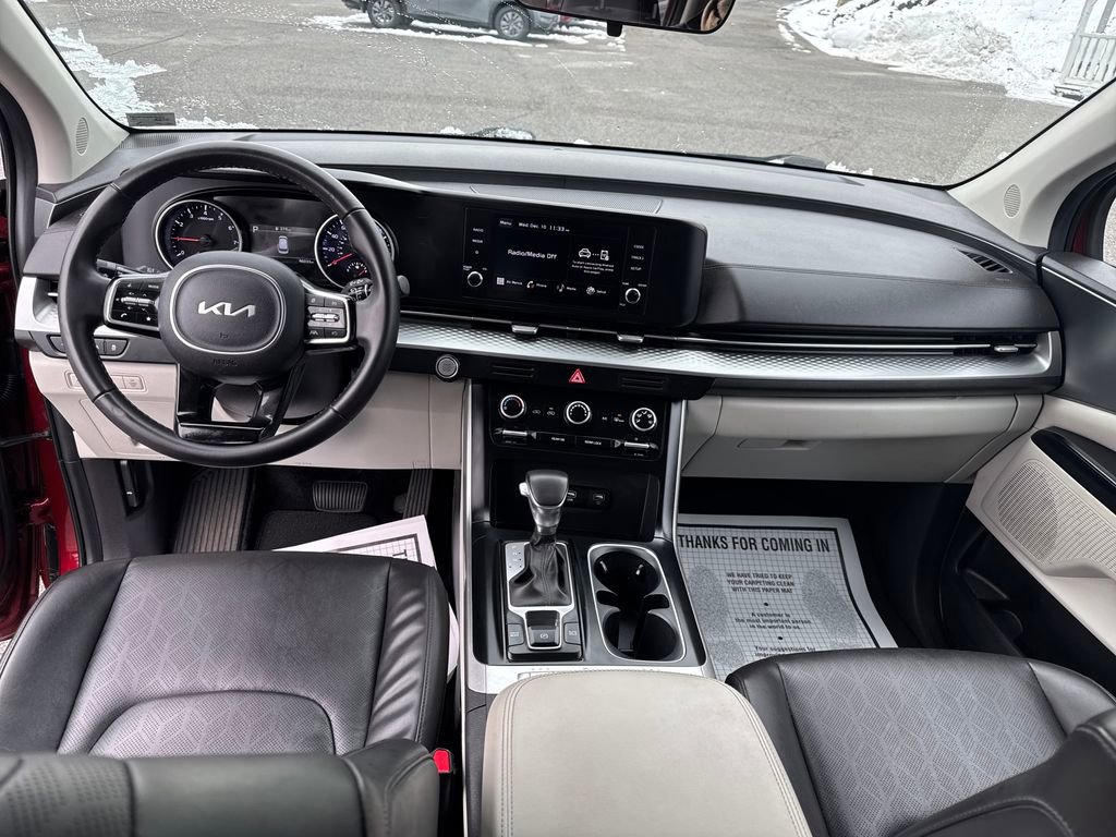 Used 2024 Kia Carnival LX image 13