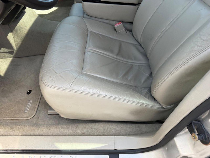 Used 2005 Lincoln Town Car Signature Limited image 19