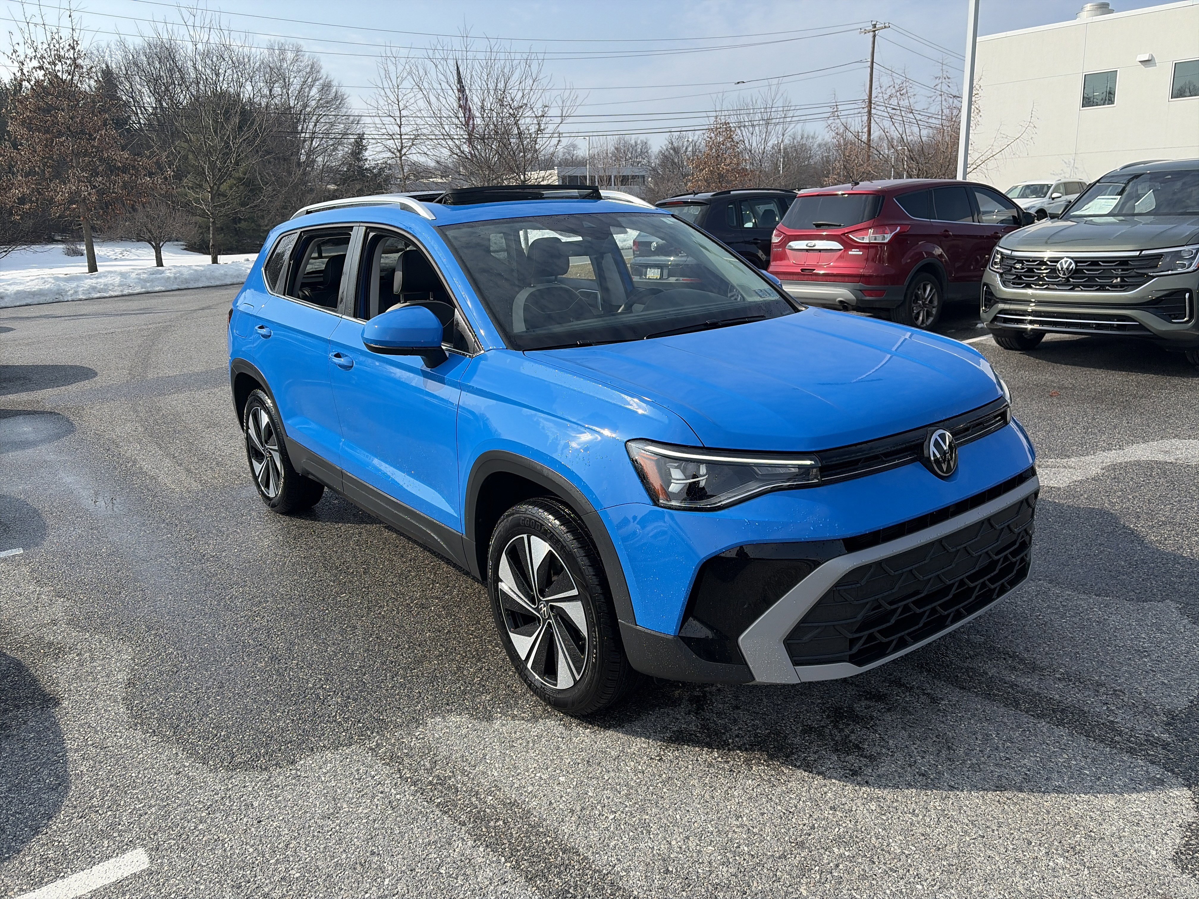 Certified 2025 Volkswagen Taos SE image 3