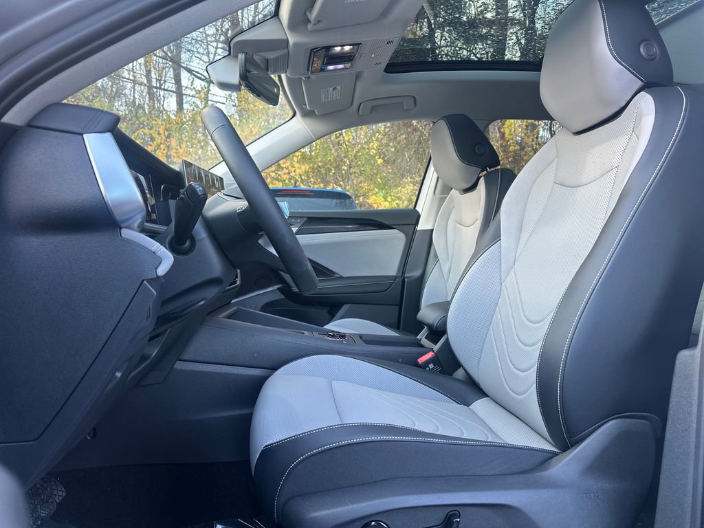 New 2025 Volkswagen Tiguan SE image 3