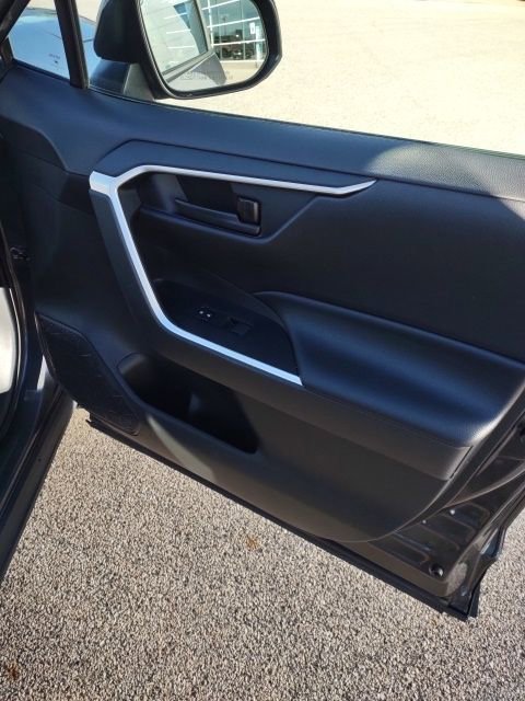 Used 2019 Toyota RAV4 LE image 22