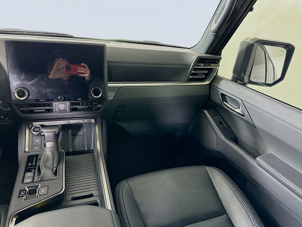 Used 2025 Lexus GX 550 w/ Accessory Package (Z1) image 18