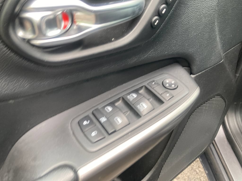 Used 2020 Jeep Cherokee Limited AWD/4WD image 14