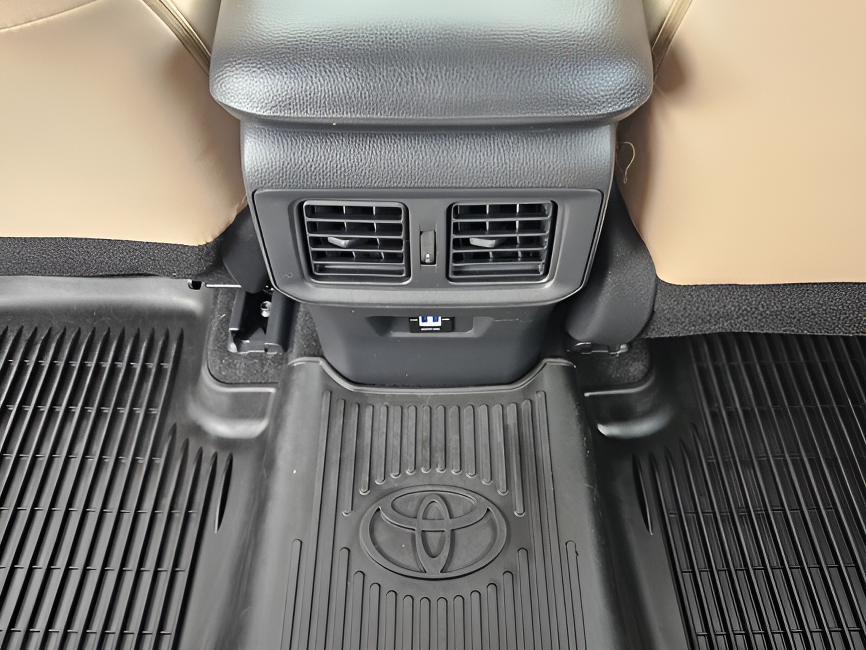 Used 2024 Toyota RAV4 LE FWD image 10