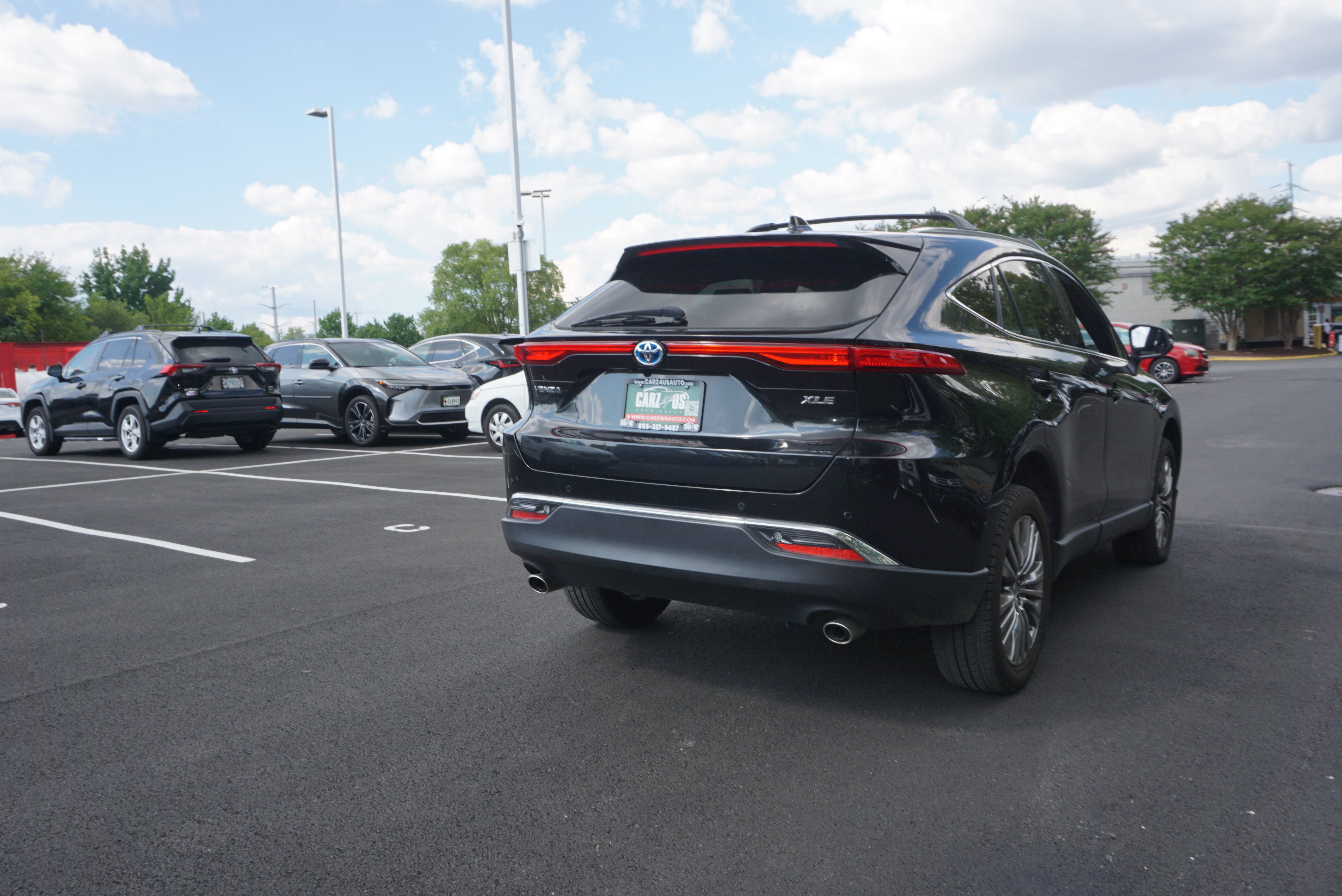 Used 2023 Toyota Venza XLE AWD/4WD image 3