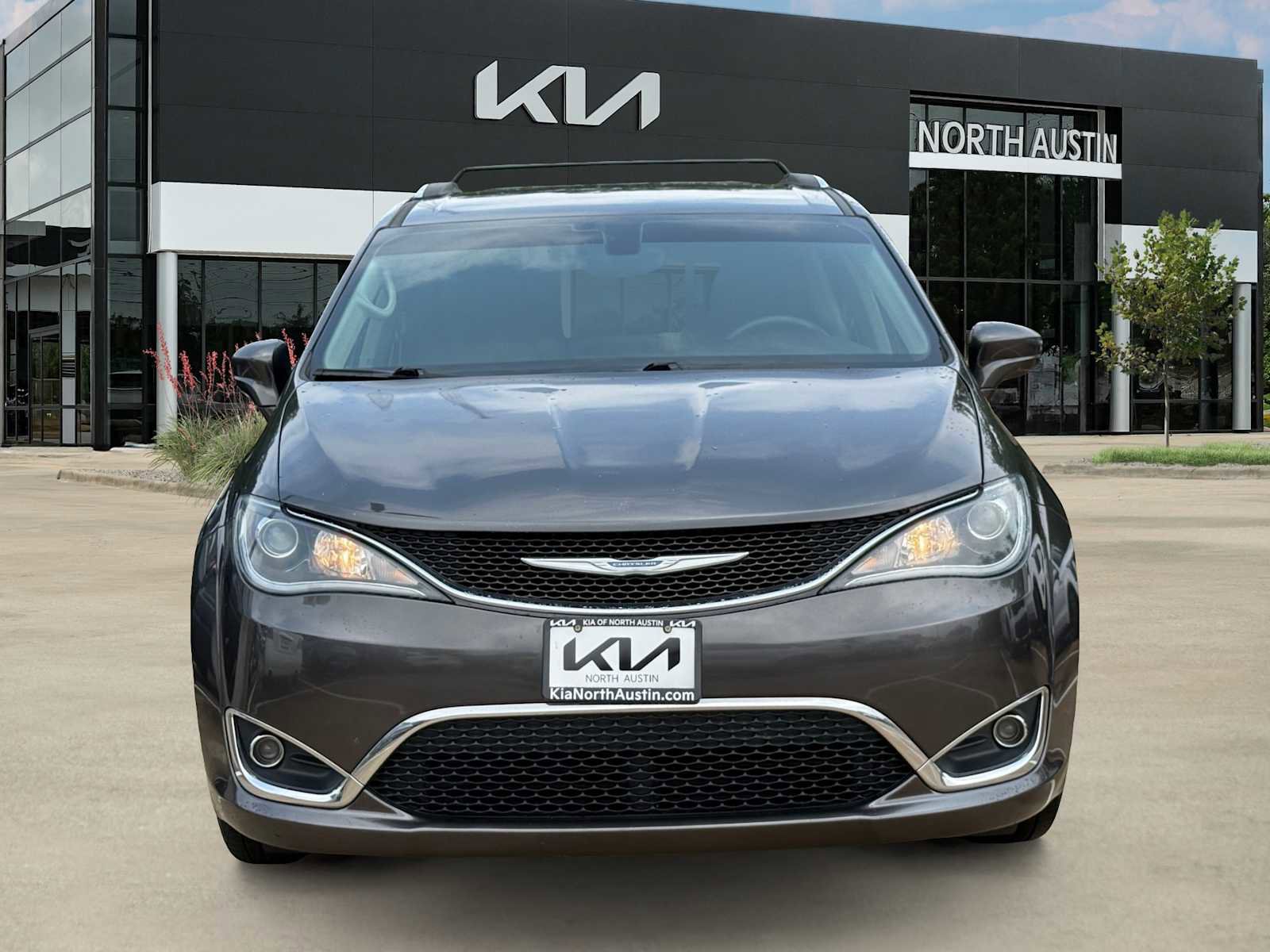 Used 2018 Chrysler Pacifica Touring-L FWD image 4