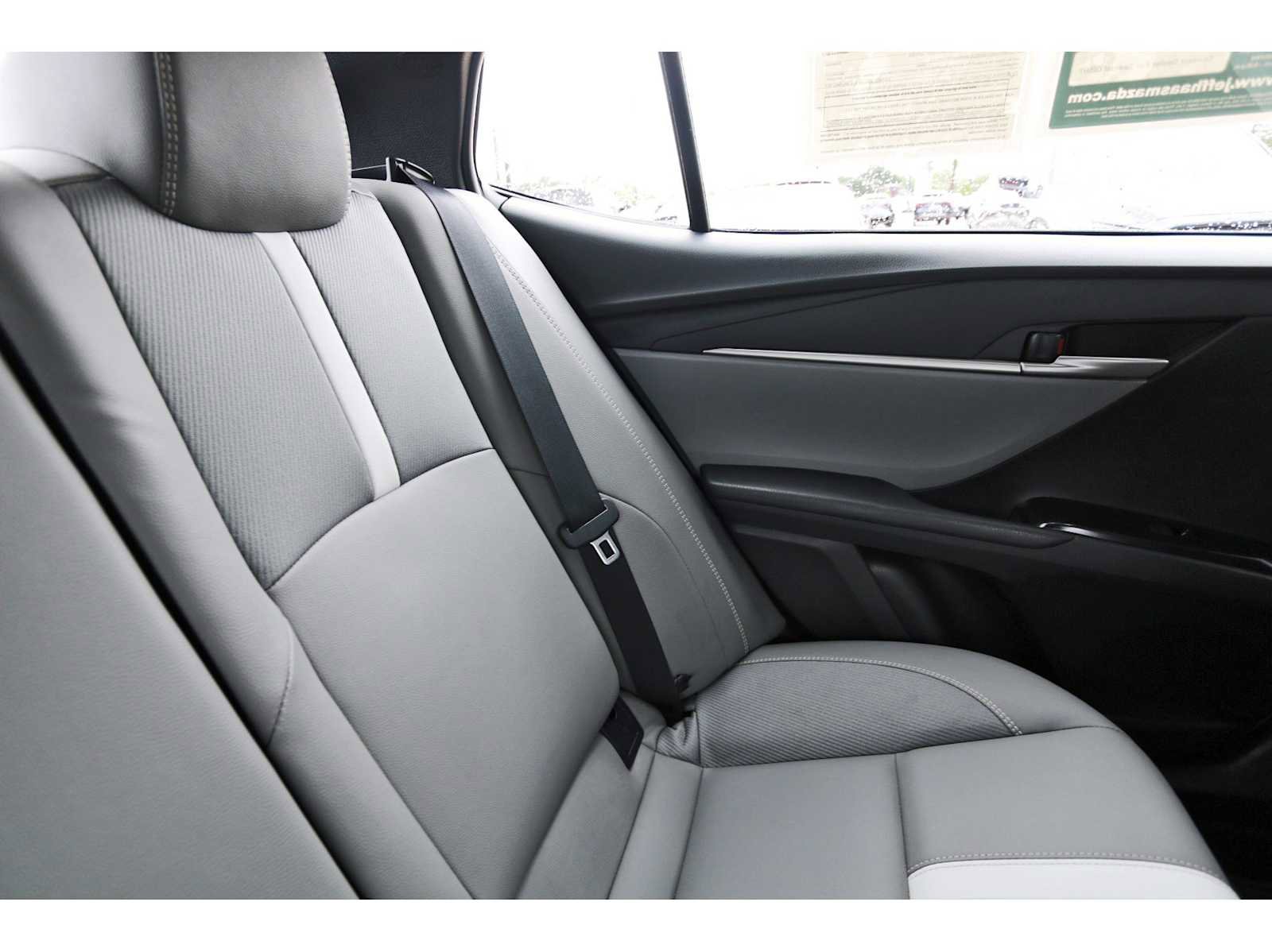 Used 2025 Toyota Camry SE w/ Convenience Package image 10