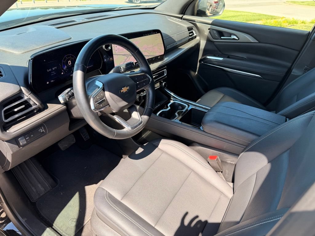 Used 2025 Chevrolet Traverse LT FWD image 26
