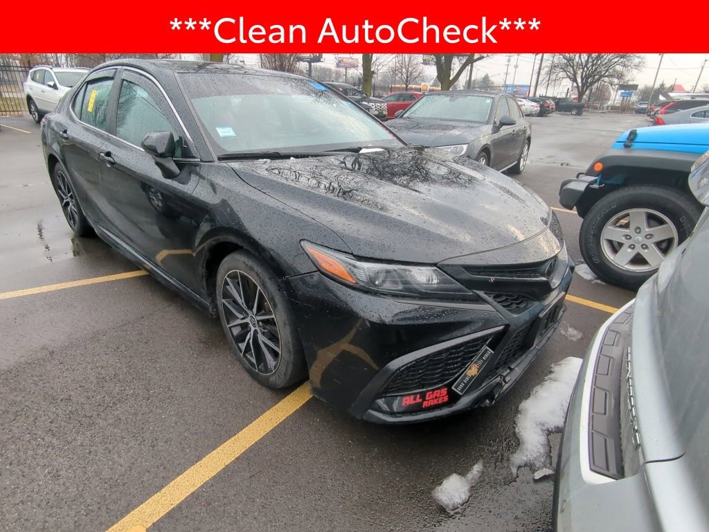 Used 2022 Toyota Camry SE image 3