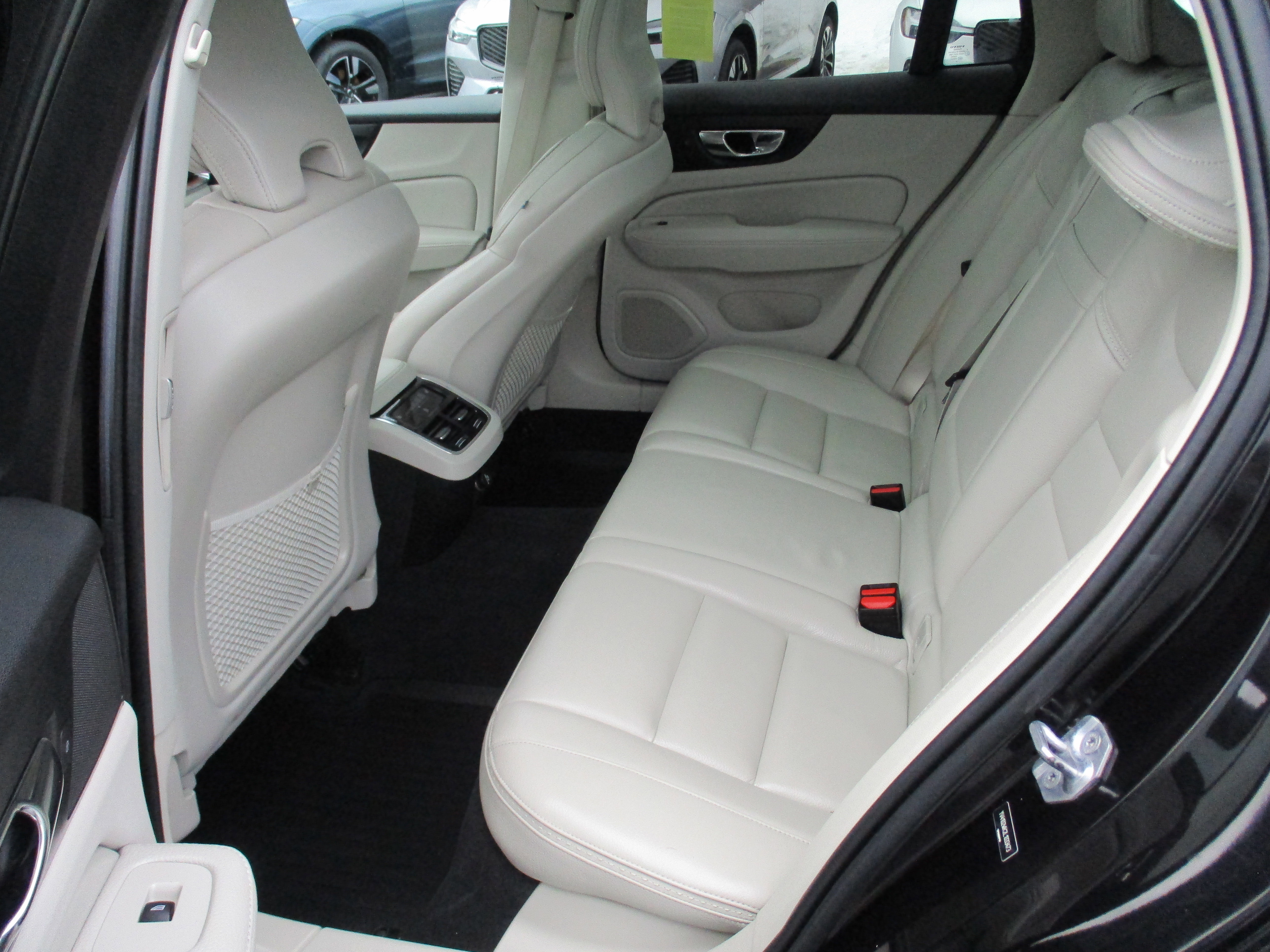 Used 2020 Volvo V60 T5 Cross Country image 12