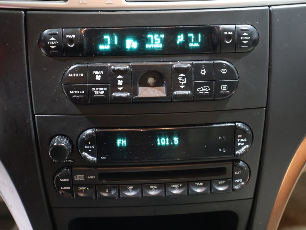 Used 2007 Chrysler Pacifica Touring image 25