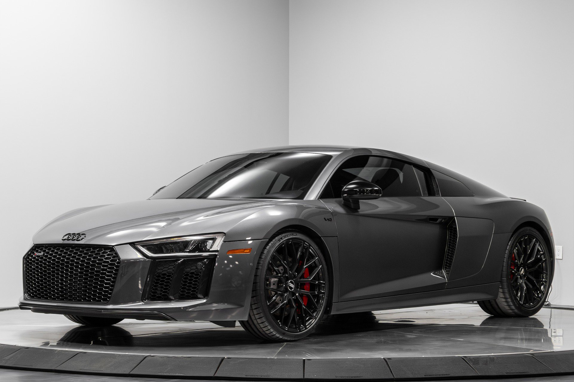 Used 2018 Audi R8 V10 w/ Premium Package image 2