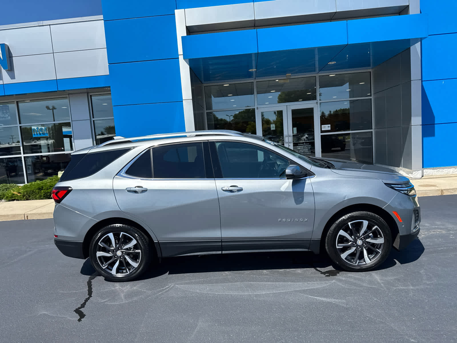 Certified 2023 Chevrolet Equinox Premier AWD/4WD image 2