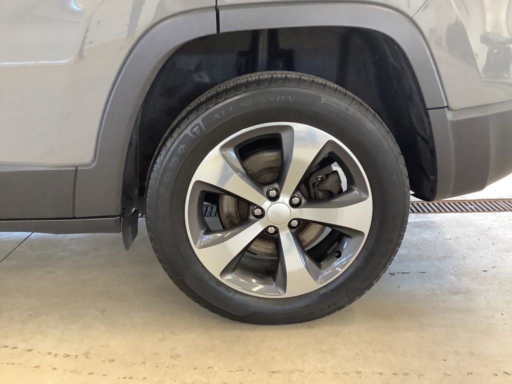 Used 2019 Jeep Cherokee Limited w/ Luxury Group AWD/4WD image 8