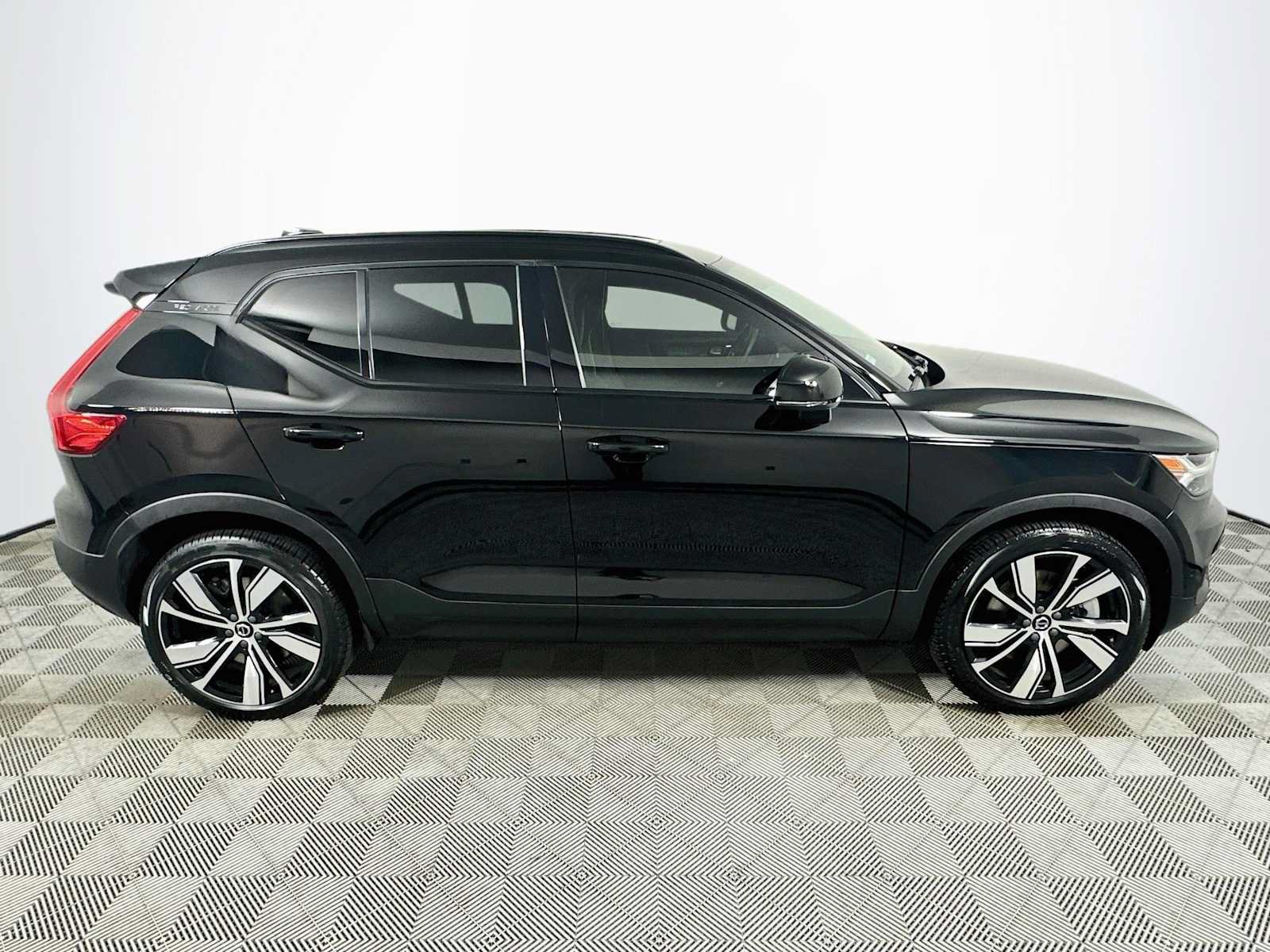 Used 2022 Volvo XC40 P8 Recharge Plus AWD/4WD image 8
