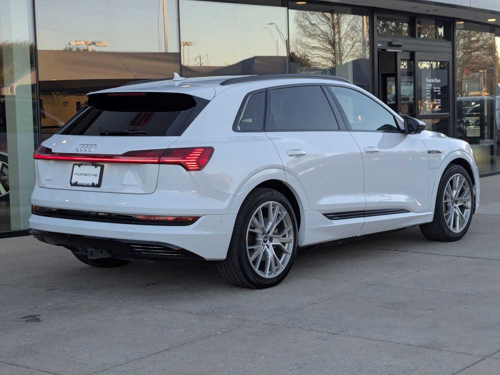 Used 2021 Audi e-tron Prestige w/ Prestige Package image 9