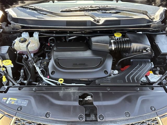 Used 2024 Chrysler Pacifica Touring-L image 32