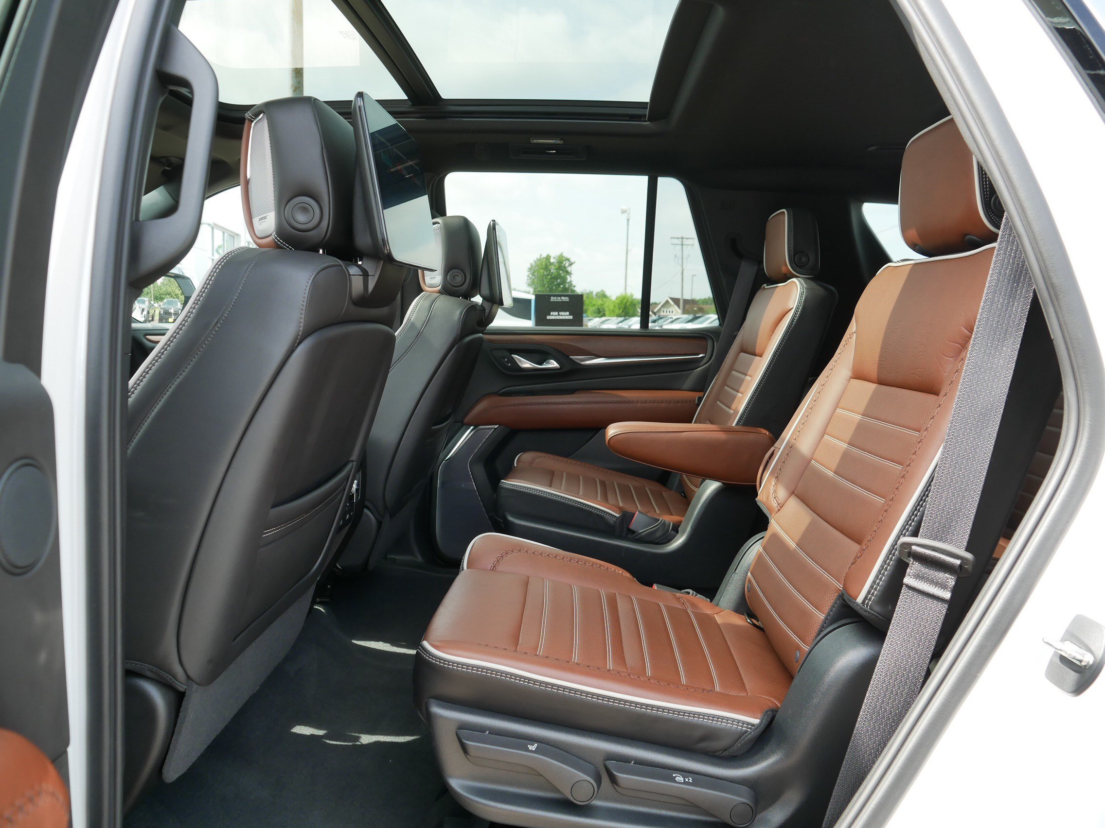 Used 2023 GMC Yukon Denali Ultimate w/ LPO, Floor Liner Package AWD/4WD image 33