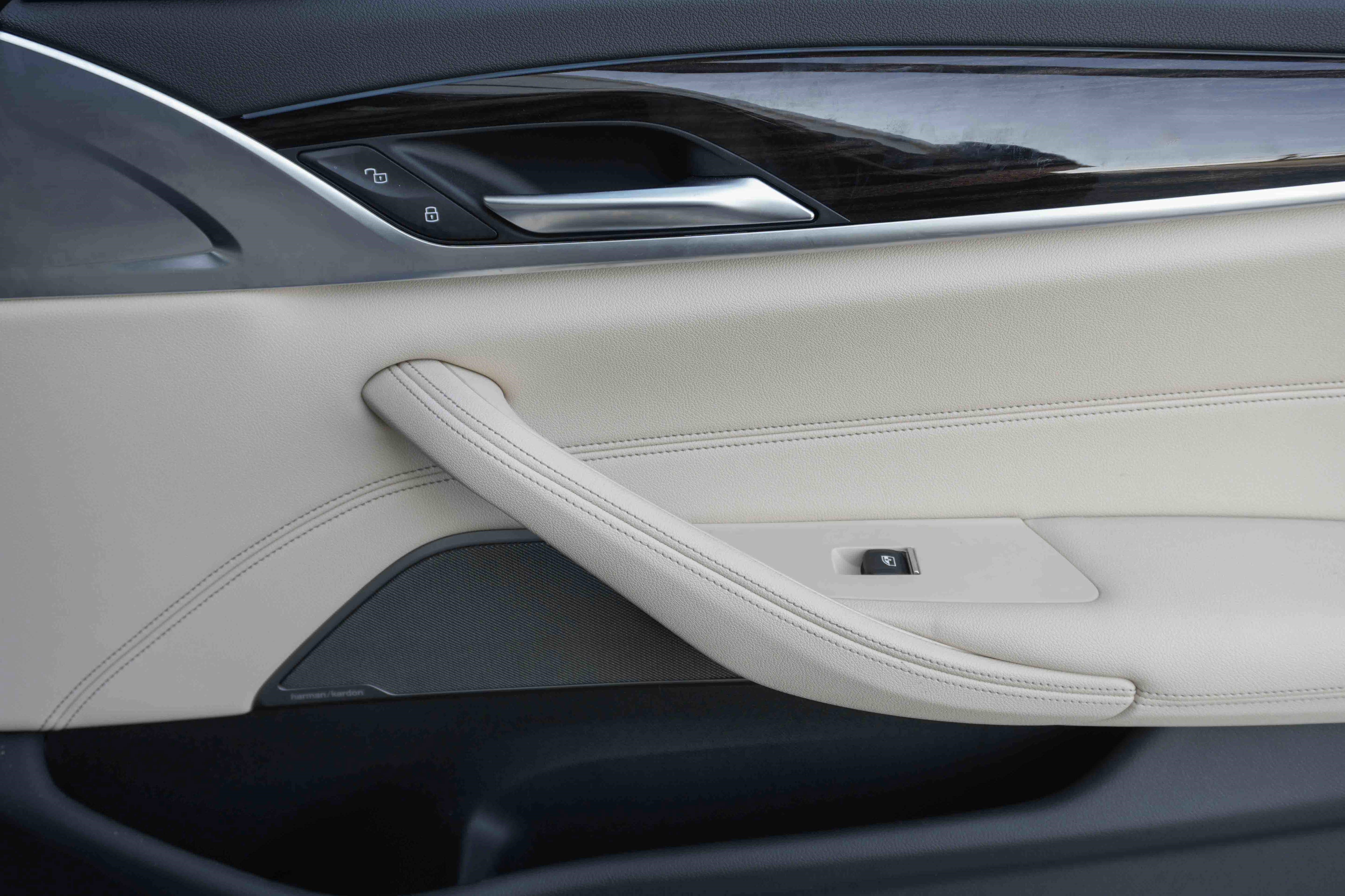 Used 2023 BMW 530e w/ Premium Package image 30