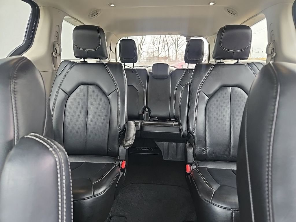 Used 2024 Chrysler Pacifica Touring-L image 28