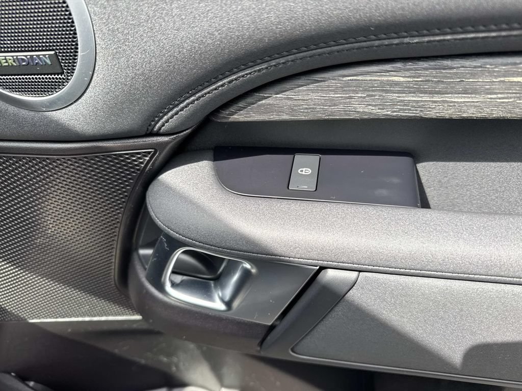 Used 2019 Land Rover Discovery HSE AWD/4WD image 17