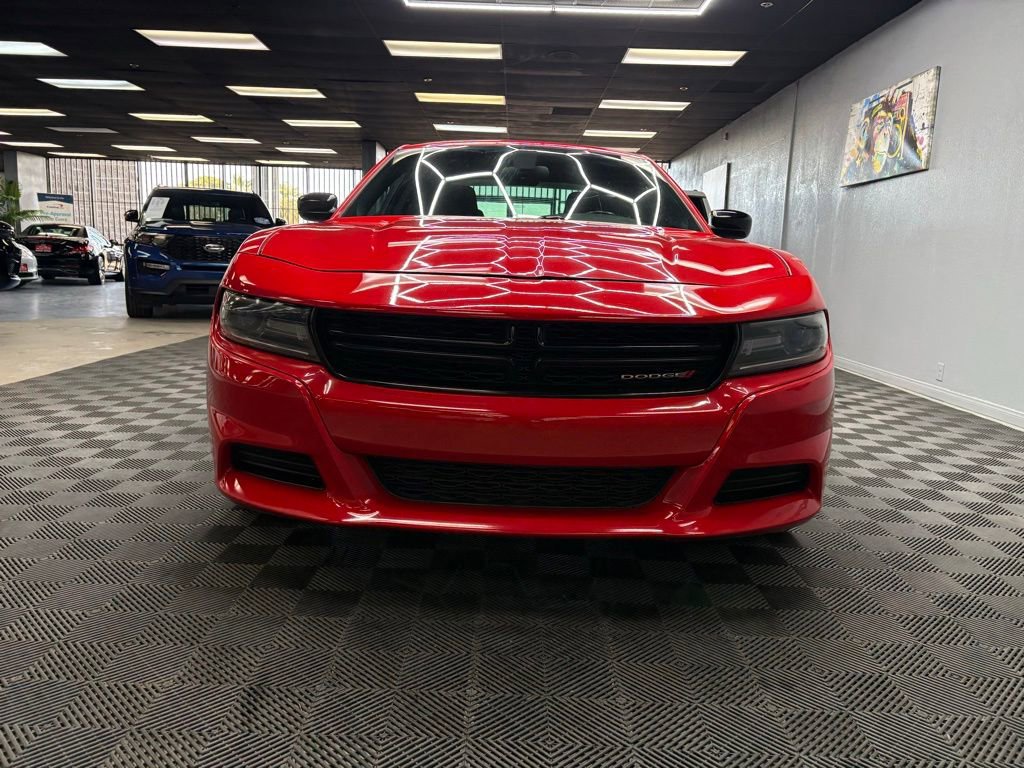 Used 2018 Dodge Charger SXT w/ Blacktop Package RWD image 3