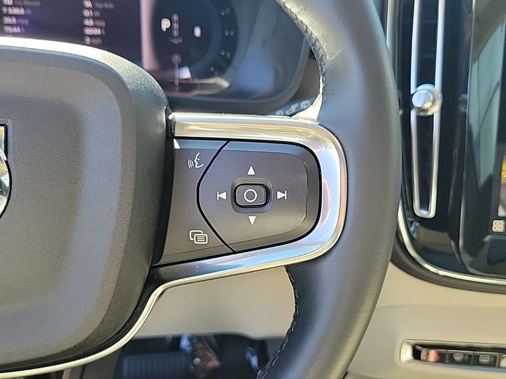 Used 2025 Volvo XC40 B5 Ultra image 20