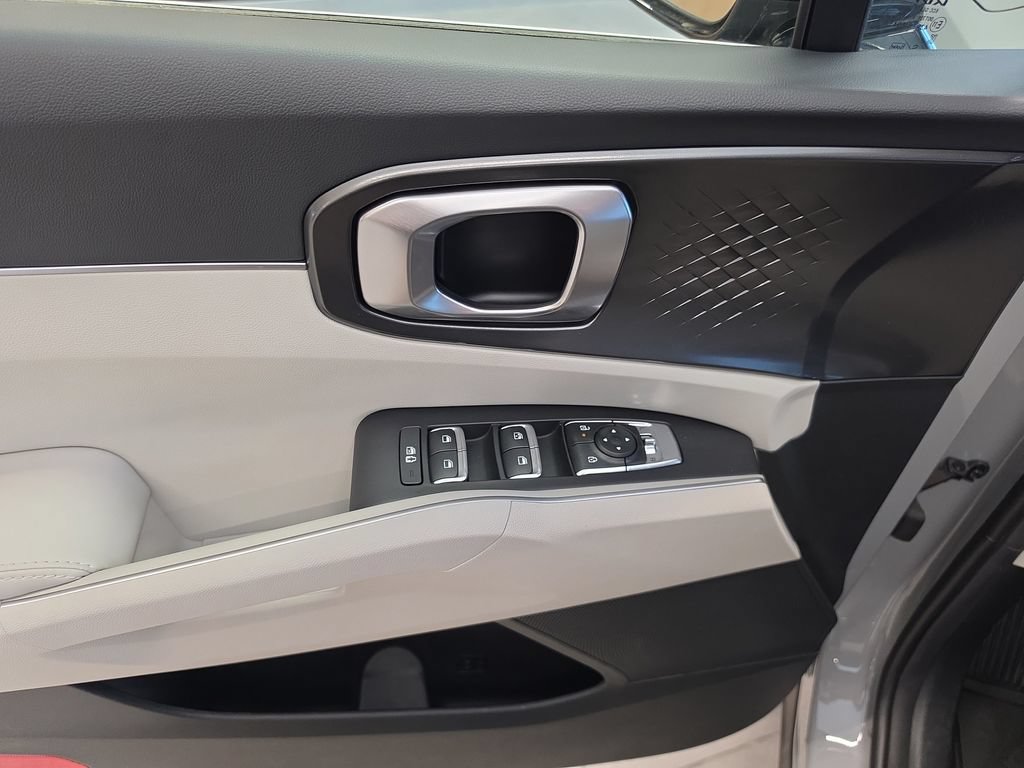 Certified 2025 Kia Sorento S FWD image 18