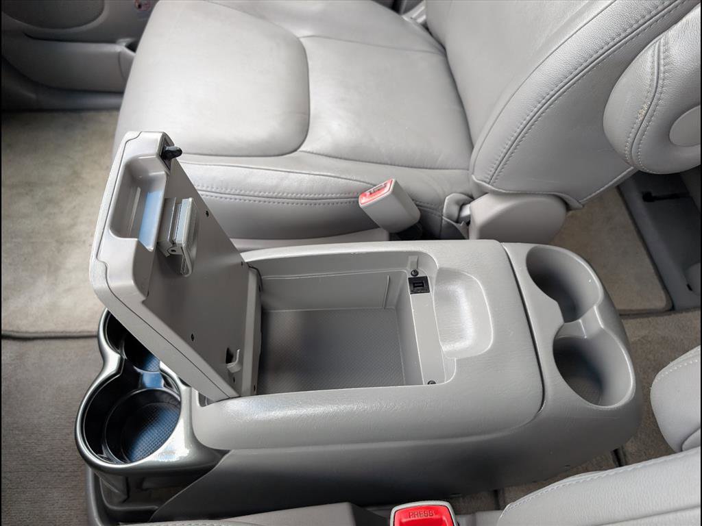 Used 2010 Toyota Sienna XLE image 21