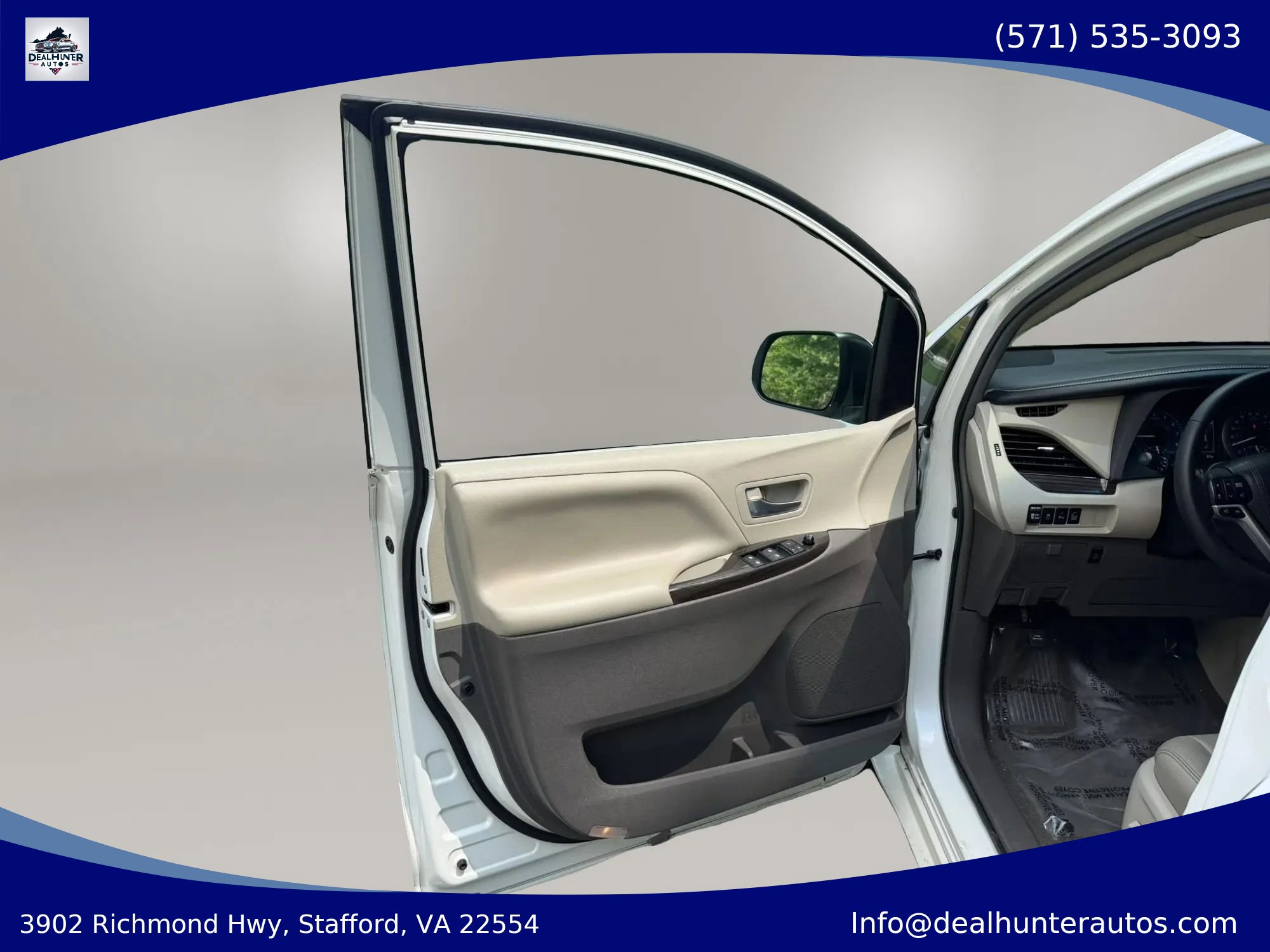 Used 2015 Toyota Sienna XLE w/ XLE Navigation Package FWD image 19