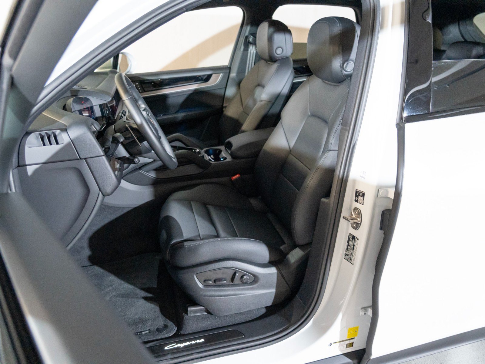Certified 2026 Porsche Cayenne E-Hybrid AWD/4WD image 5
