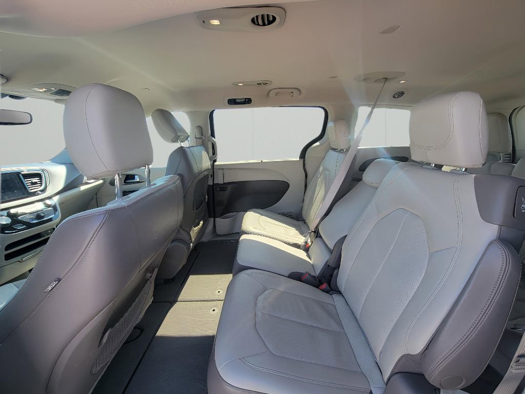 Used 2018 Chrysler Pacifica Touring-L image 25