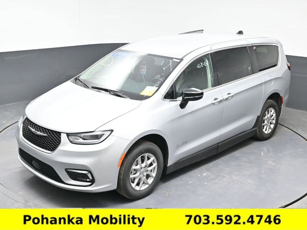 Used 2024 Chrysler Pacifica Touring-L image 17