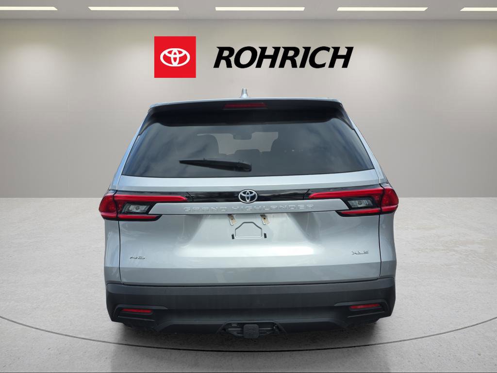 Used 2024 Toyota Grand Highlander XLE image 7