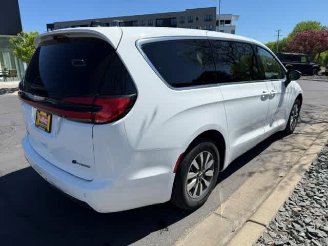 Used 2024 Chrysler Pacifica Limited FWD image 7