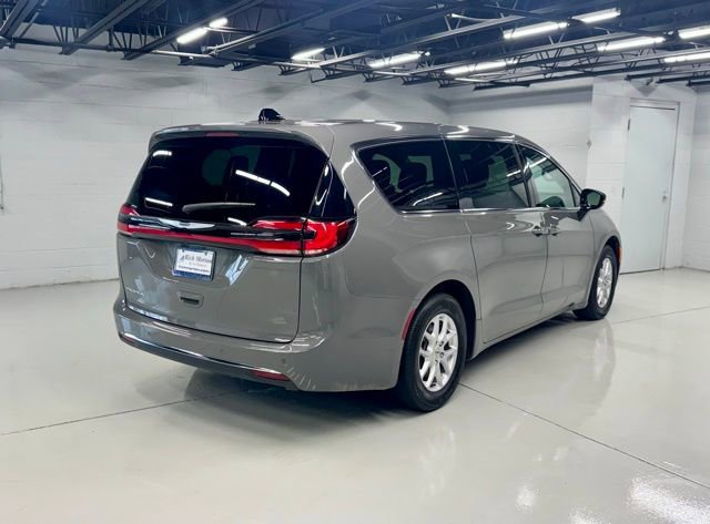 Used 2025 Chrysler Pacifica Select image 6