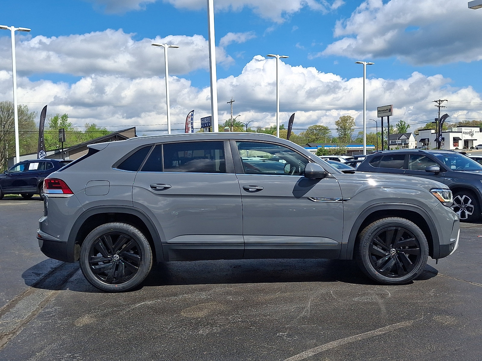 Certified 2022 Volkswagen Atlas Cross Sport SE w/ Panoramic Sunroof Package image 7