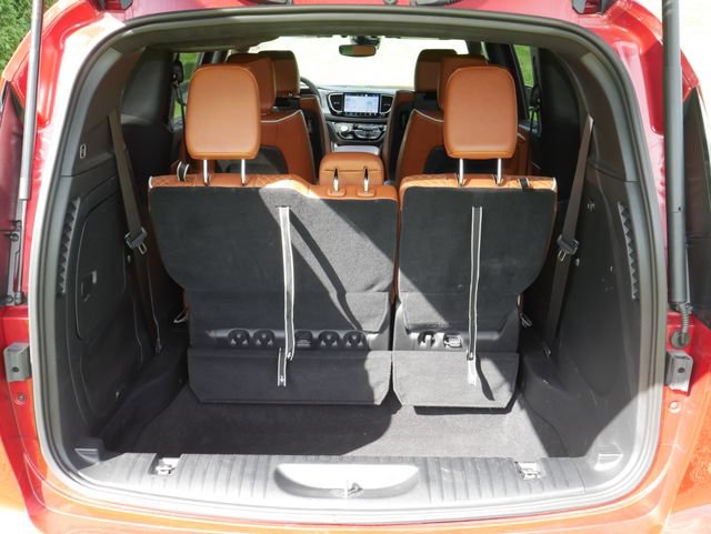 Used 2025 Chrysler Pacifica Pinnacle FWD image 11