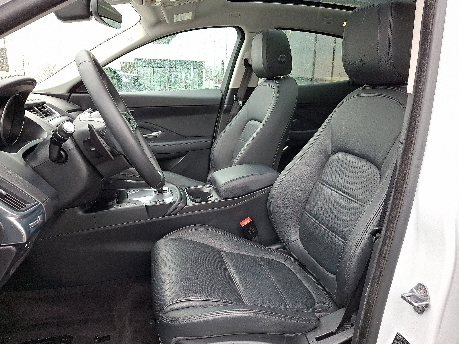Used 2020 Jaguar E-PACE SE image 13