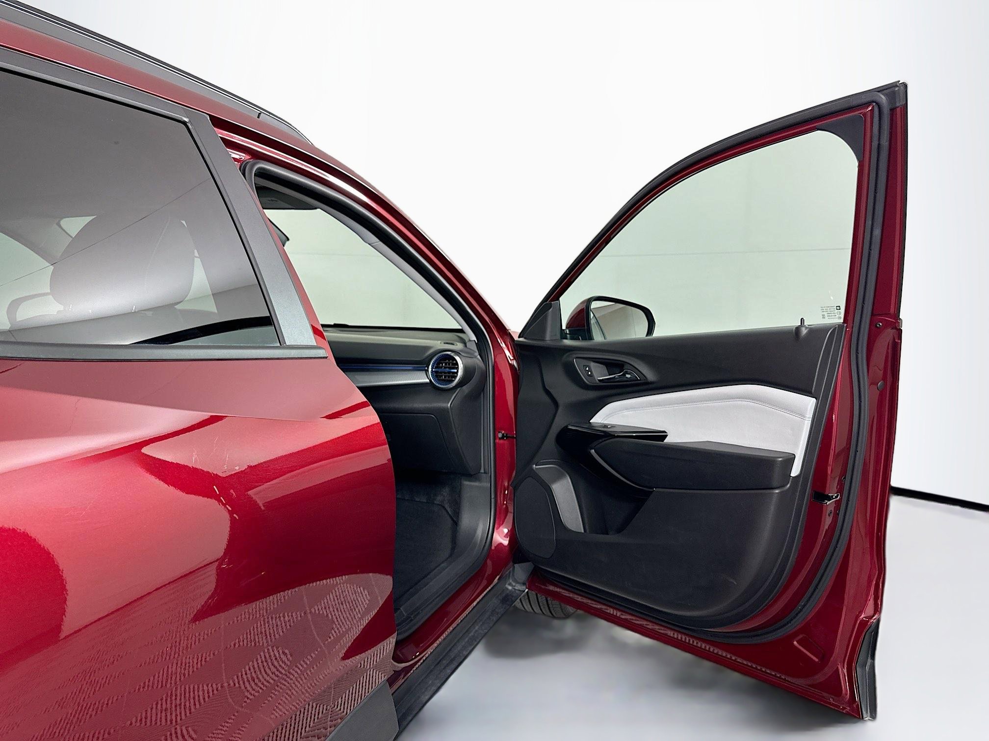 Used 2025 Chevrolet Trax LT w/ LT Convenience Package image 30