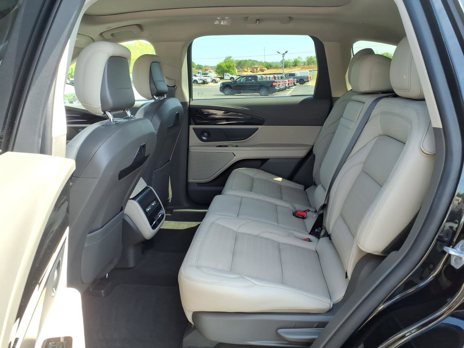 Used 2025 Lincoln Nautilus Reserve AWD/4WD image 13