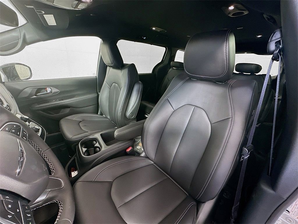 New 2026 Chrysler Pacifica Select FWD image 22