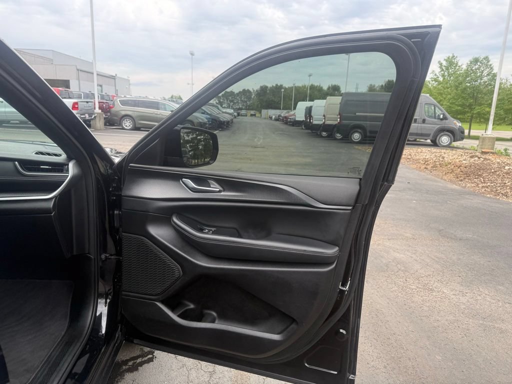 Used 2024 Jeep Grand Cherokee L Altitude AWD/4WD image 56
