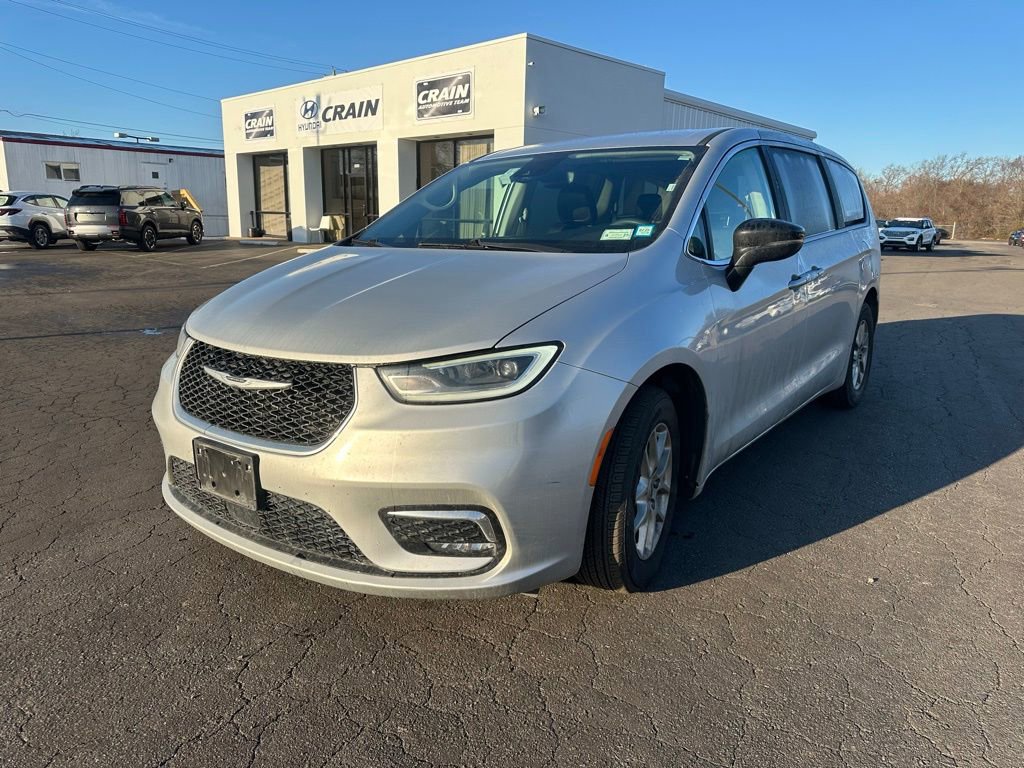 Used 2024 Chrysler Pacifica Touring-L image 16