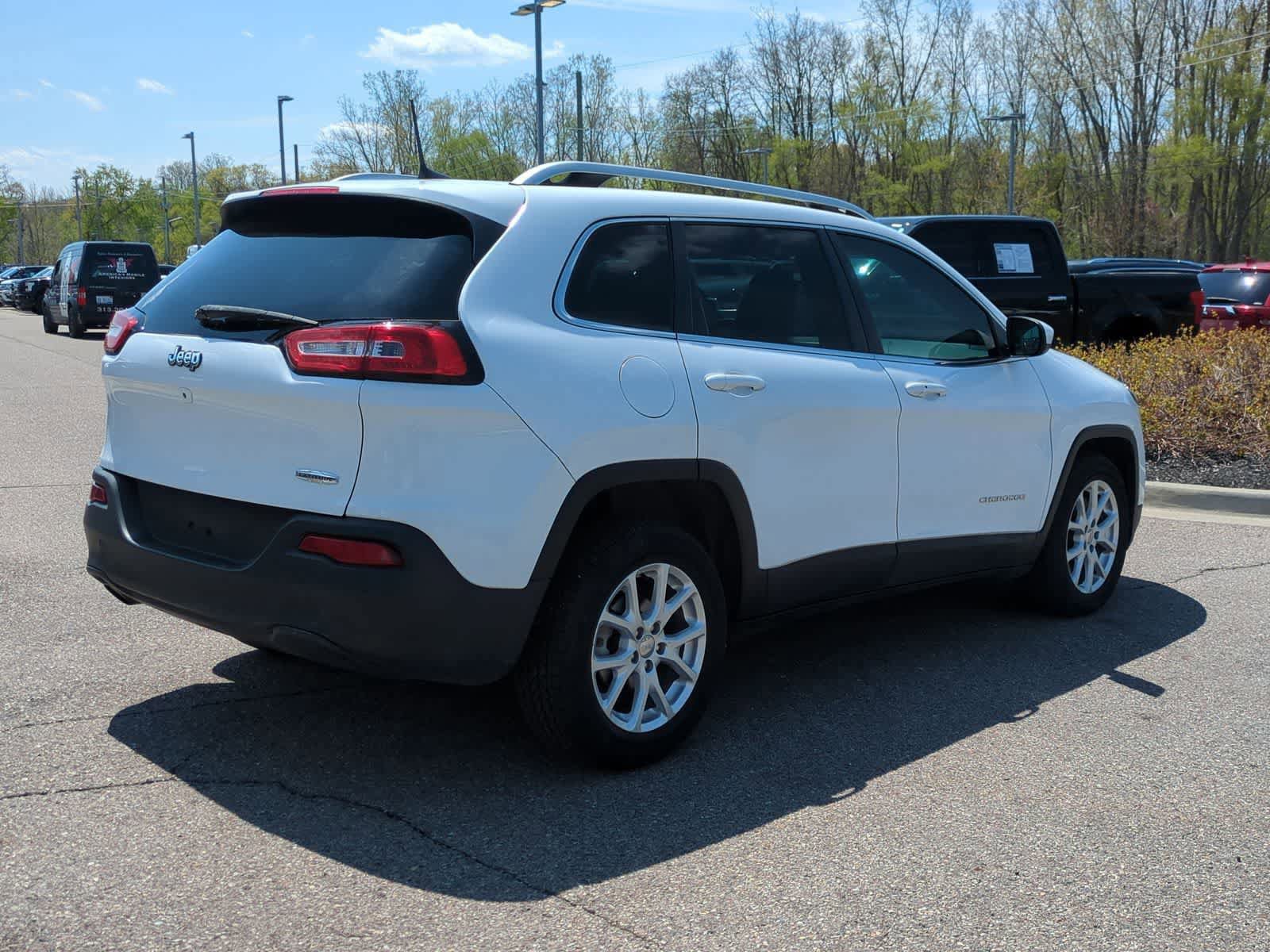 Used 2018 Jeep Cherokee Latitude Plus w/ Cold Weather Group FWD image 8