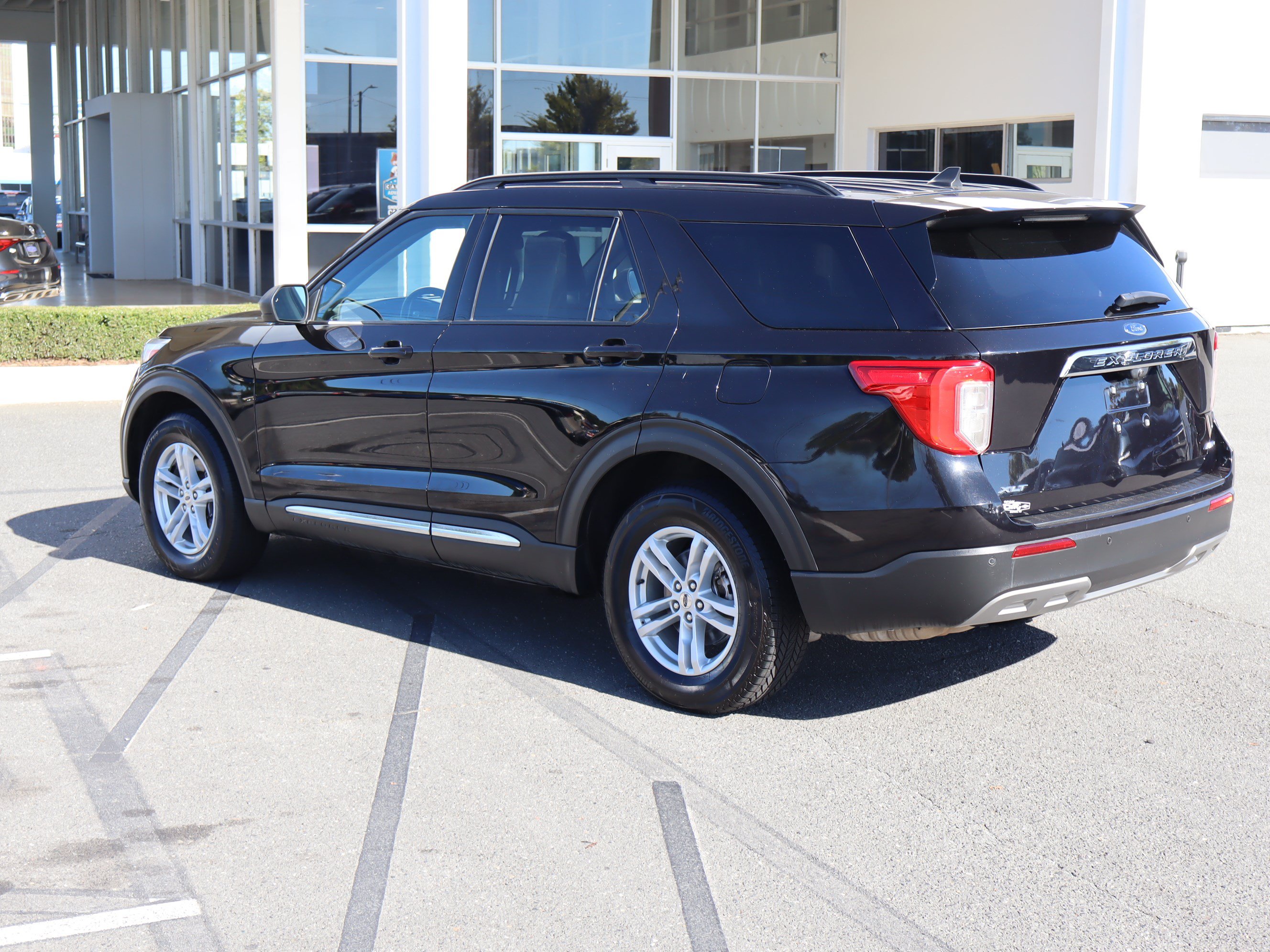 Used 2023 Ford Explorer XLT w/ Equipment Group 202A AWD/4WD image 8