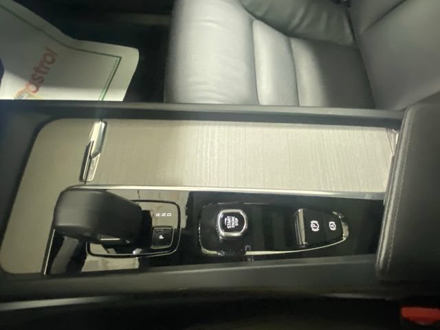 Used 2025 Volvo XC60 B5 Plus AWD/4WD image 27