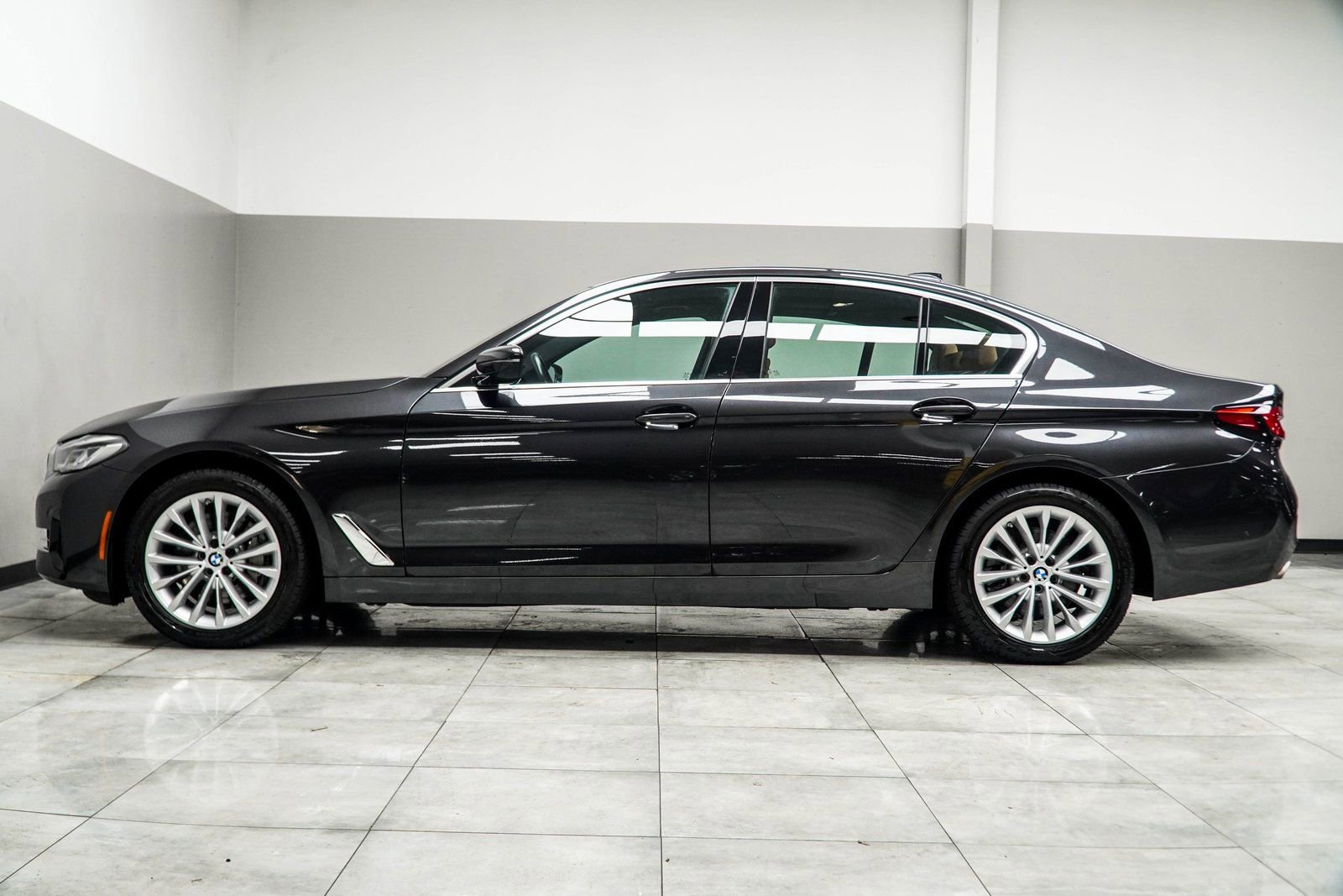 Used 2023 BMW 530i xDrive w/ Premium Package image 9