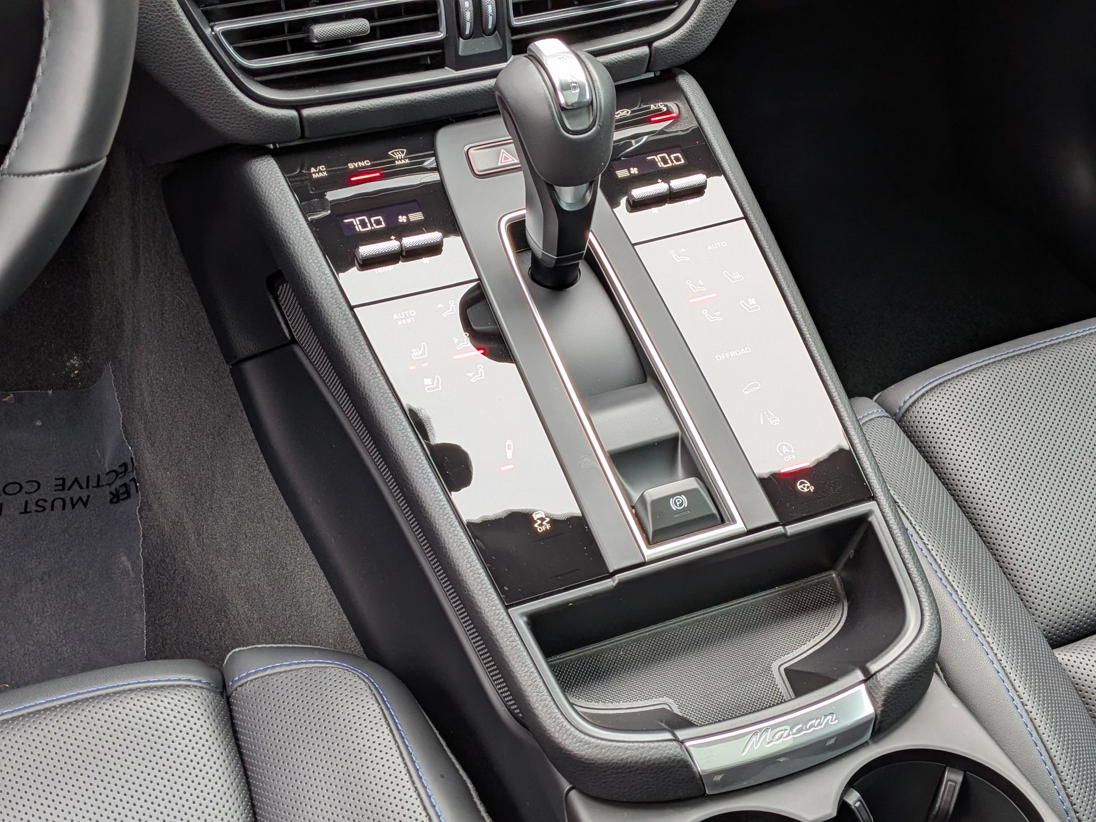 Certified 2025 Porsche Macan Turbo AWD/4WD image 18